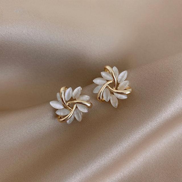 Charlotte | Gouden oorbellen met opaalbloemen