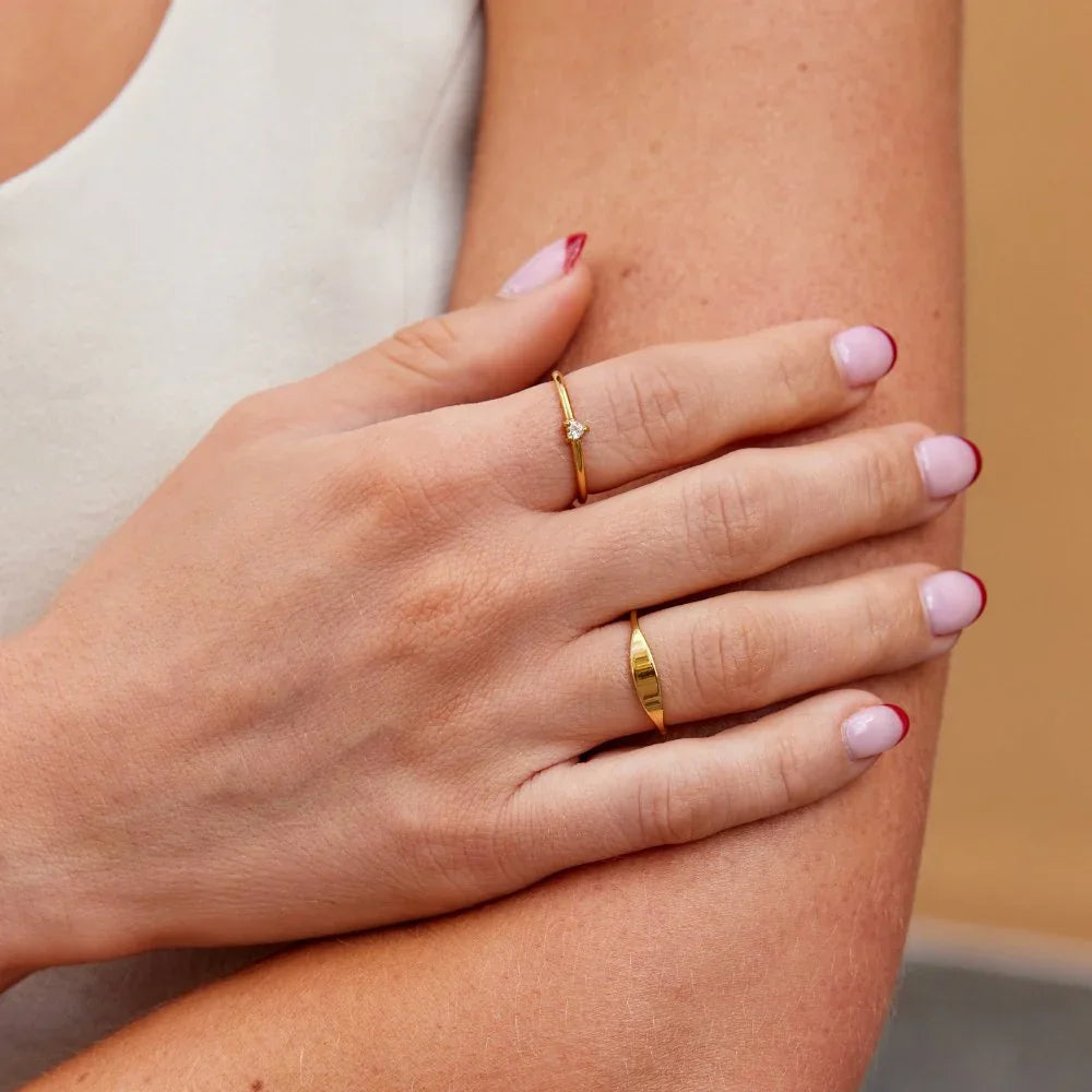 Leonie | Eenvoudige gouden ring met glad oppervlak