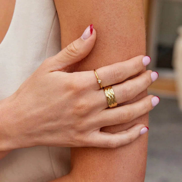 Leonie | Eenvoudige gouden ring met glad oppervlak